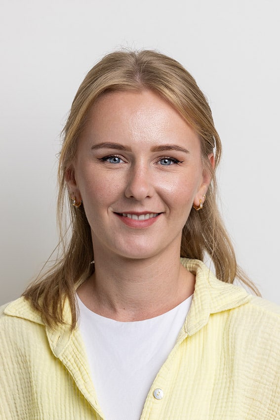 Ivana Stadler ist Ihre Ansprechpartnerin für offene Stellen bei FKS. Erste Fragen zum Bewerbungsprozess beantwortet sie auch in den FAQs.